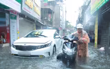 Nằm sát sông Tô Lịch nhưng mưa 1 tiếng, đường Bùi Xương Trạch ngập sâu 3 tiếng